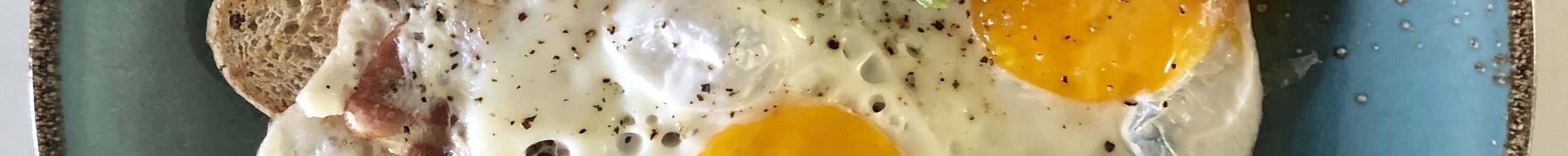 eieren gebakken met avocado